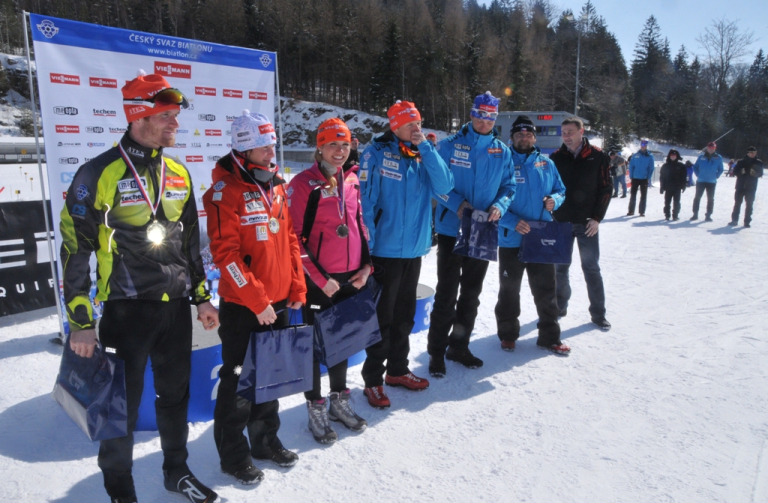 Nejlepší biatlonisté sezóny - zleva Šlesingr, Vítková,Soukalová, Moravec a trenéři. Ceny předával hejtman LK..